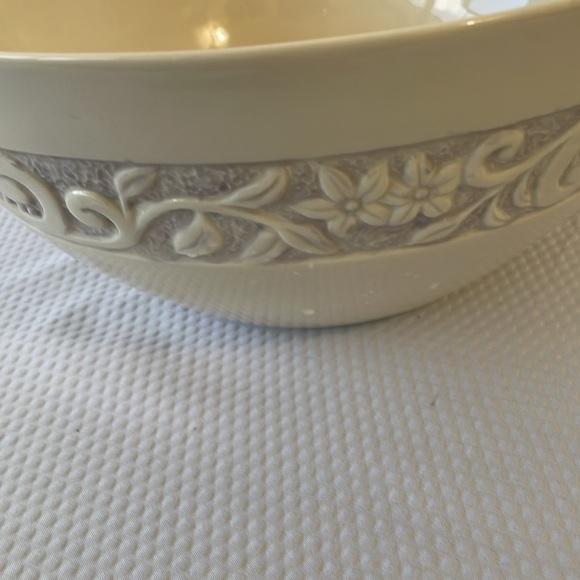 Carmel Ceramica 10.5” Flower Garden Cream Bowl. - Picture 4 of 5